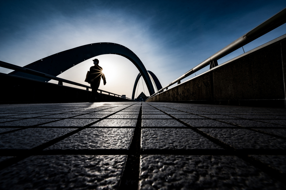 Lines and curves on the bridge von Yuichi Mine