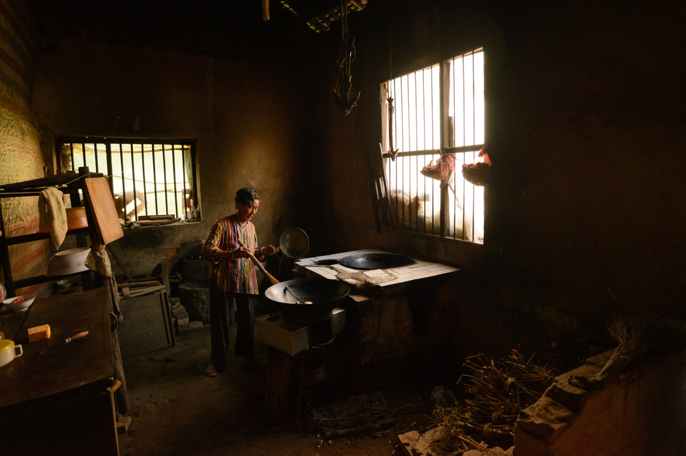 Grandma in her kitchen von Yumian Deng