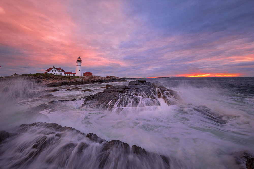 Lighthouse at Sunrise von Yun Thwaits