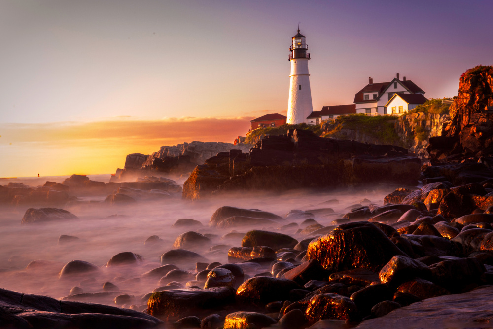 Lighthouse after Sunrise von Yun Thwaits