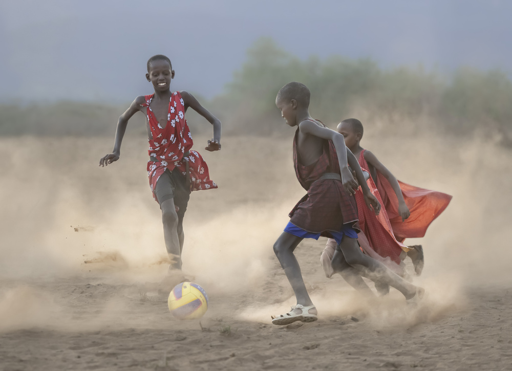 Masai children playing soccer von Yun Wang