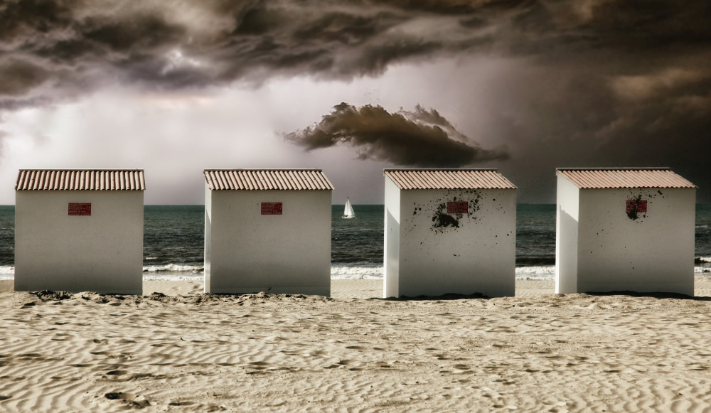 Seashore serenity after a sand battle von Yvette Depaepe