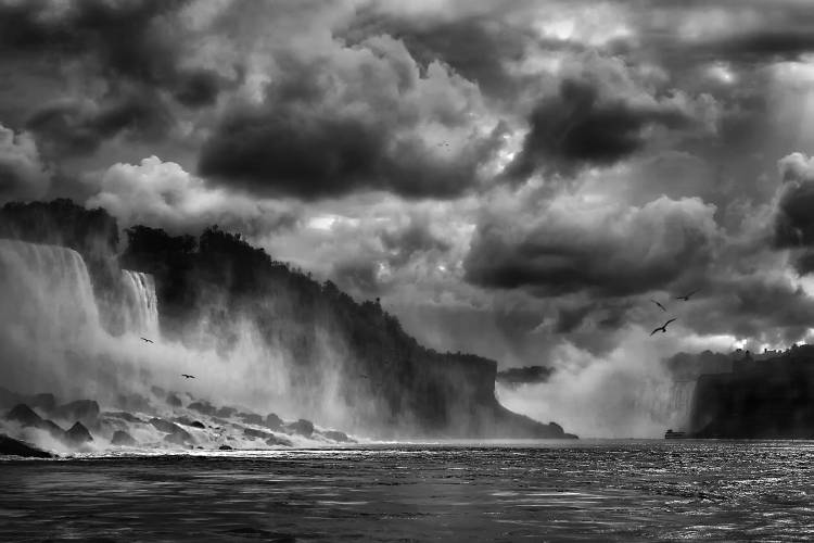 Maid of the Mist von Yvette Depaepe