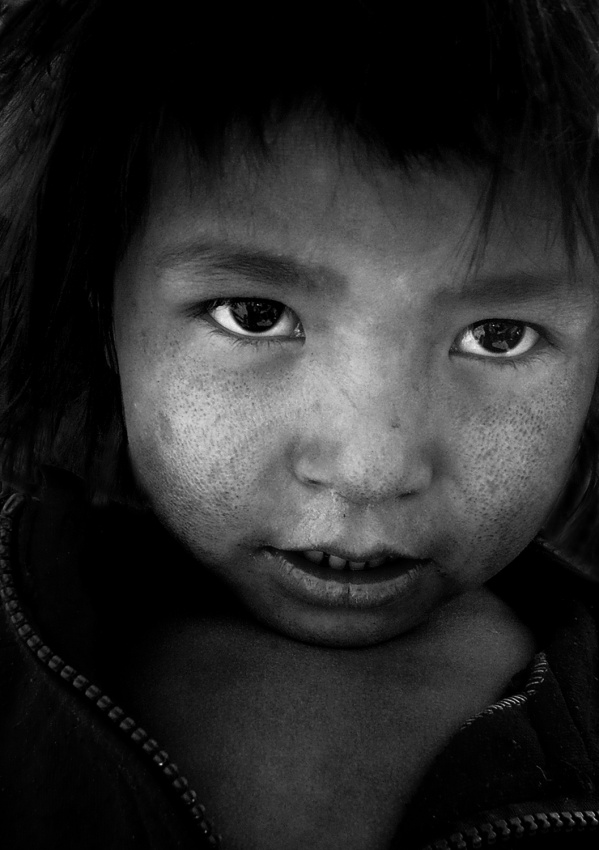 Nepal monochrome portraits of children (series) von Yvette Depaepe