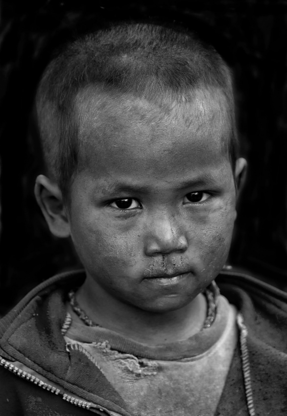 Nepal monochrome portraits of children (series) von Yvette Depaepe