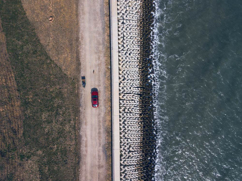 Facing each other von Zhou Chengzhou