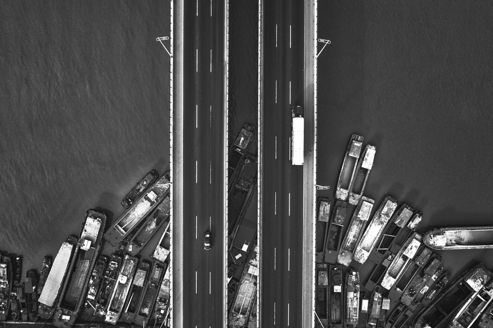 A bridge full of ships von Zhou Chengzhou