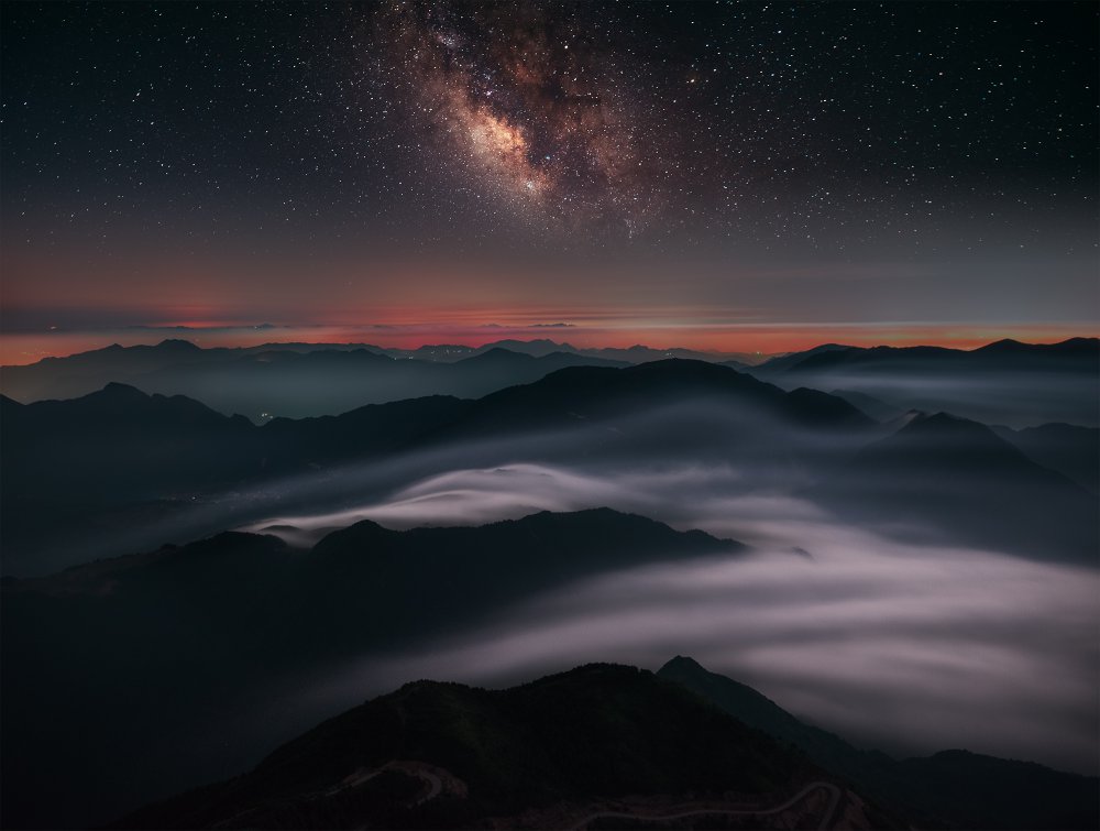 Evening on the  top of mountain von Zhou Feng