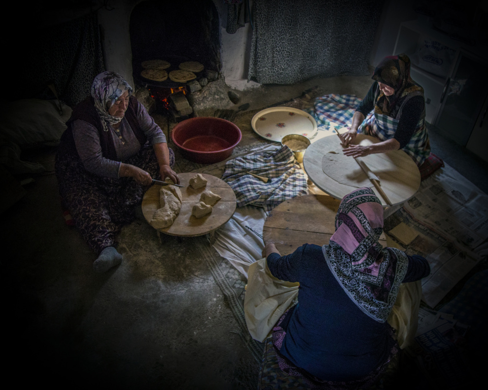 Women making bread. von Zühdü Bilgin